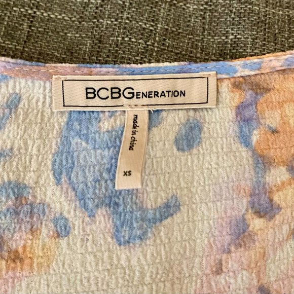 BCBGeneration Tie-Dye Tie Button Front Cropped Top Size XS - Picture 4 of 5